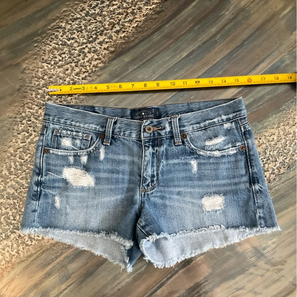 Lucky Brand The Cut Off denim shorts size 4/27 distressed - Picture 6 of 7